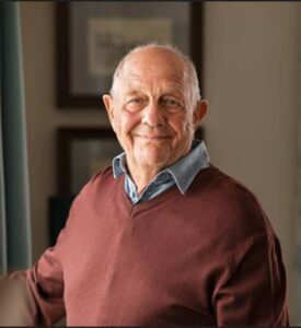 O.P, 78 anos. Meu pai tem uma Demência chamada Fronto Temporal e não respondia a nenhum tratamento. Com a Dra Cynthia nós descobrimos que a estimulação motora seria a melhor opção. Eu fico impressionada com as coisas que ele consegue fazer na fisioterapia.