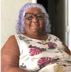 L.B, 76 anos. Estava caindo muito na rua e fiquei muito desanimada porque comecei a ter medo de sair de casa. Comecei a fazer exercícios e de uma forma bem diferente das coisas que já havia feito.Hoje estou mais segura e feliz. Agradeço muito a todos vocês.